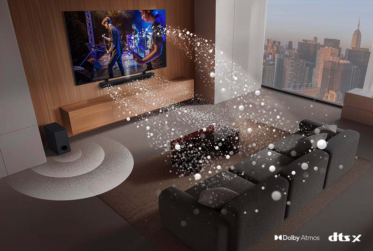 LG Soundbar, LG TV και subwoofer σε σαλόνι ενός ουρανοξύστη όπου παίζει μια συναυλία. Λευκά ηχητικά κύματα από σταγόνες προβάλλονται από το soundbar, κυκλώνοντας τον καναπέ. Ένα subwoofer δημιουργεί ηχητικό εφέ από κάτω. Λογότυπο Dolby Atmos Λογότυπο DTS X.